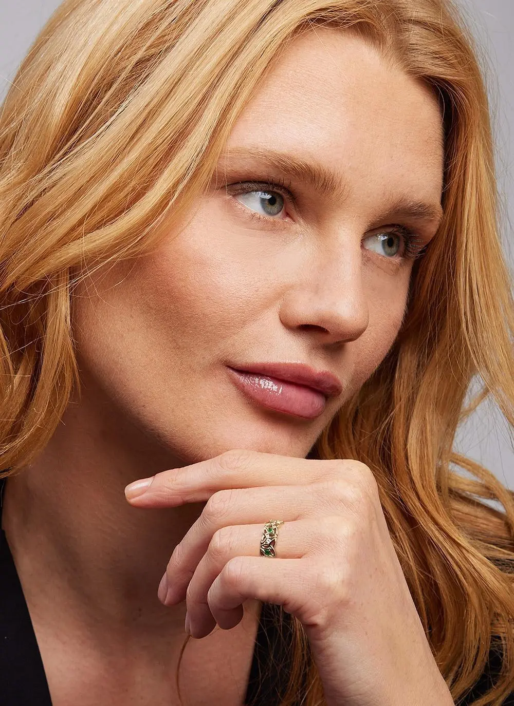 14ct Gold Diamond & Emerald Trinity Knot Ring - Image 2