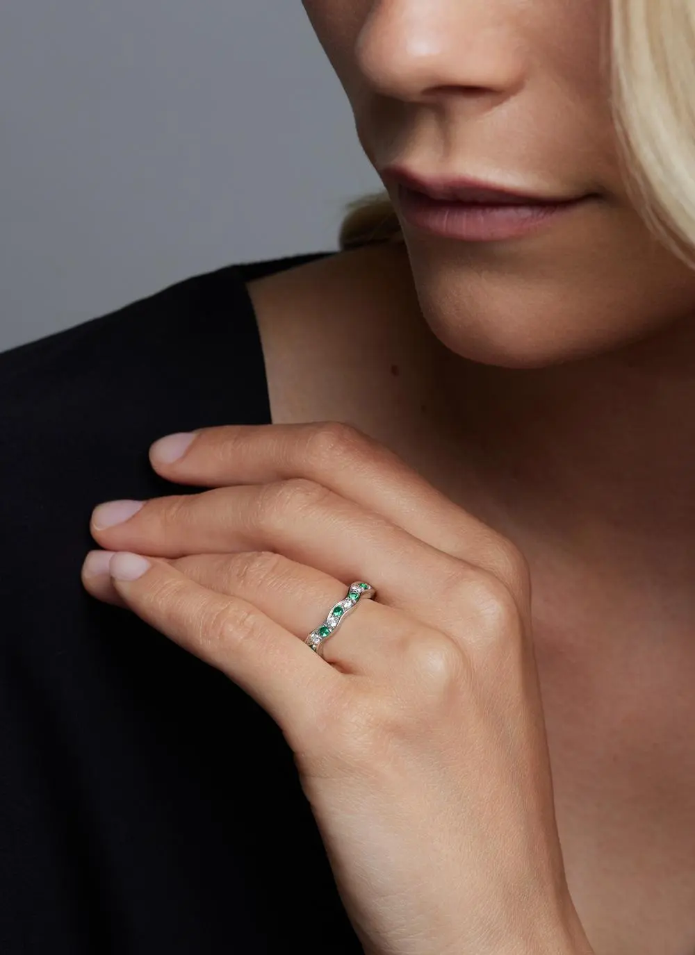 14ct White Gold Diamond & Emerald Stackable Wedding Band - Image 2